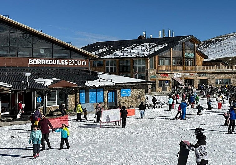 'Invierno Joven 2026': mil plazas gratuitas para esquiar en Sierra Nevada, escapar de un laberinto o jugar un torneo de FIFA