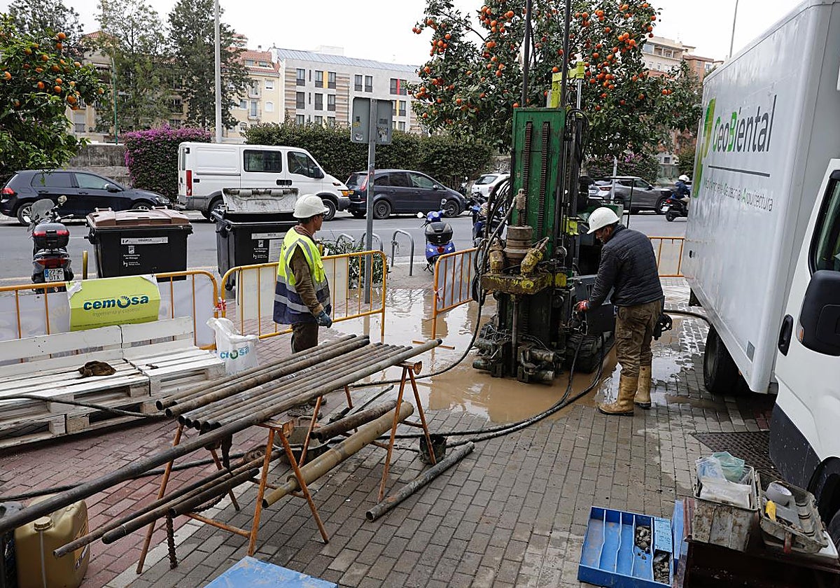Catas de hasta nueve metros de profundidad junto al Guadalmedina: ¿Para qué sirven?