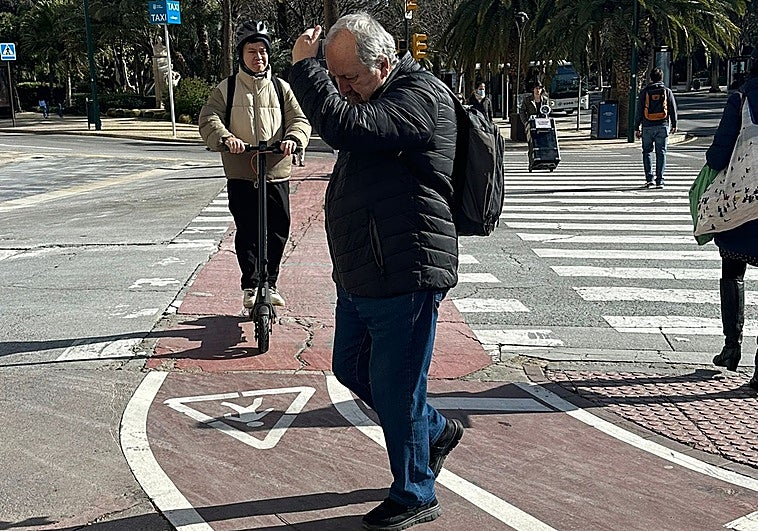 El carril bici de la Plaza de la Marina sigue generando caos