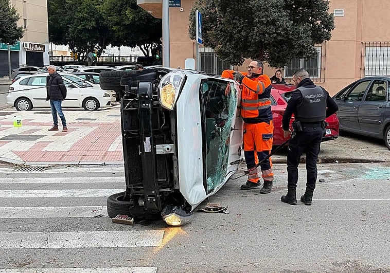 Un coche vuelca en Málaga tras sufrir un accidente en la avenida Sor Teresa Prat