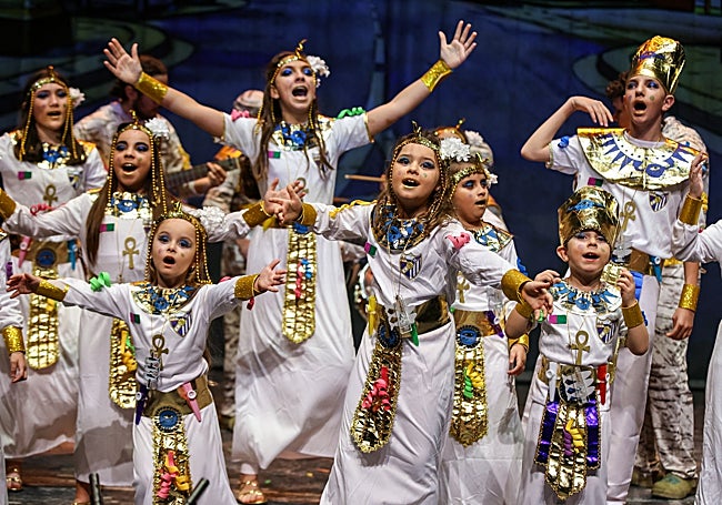 Murga infantil 'Los que vienen de Las Pirámides' en la segunda preliminar del COAC Málaga 2026.