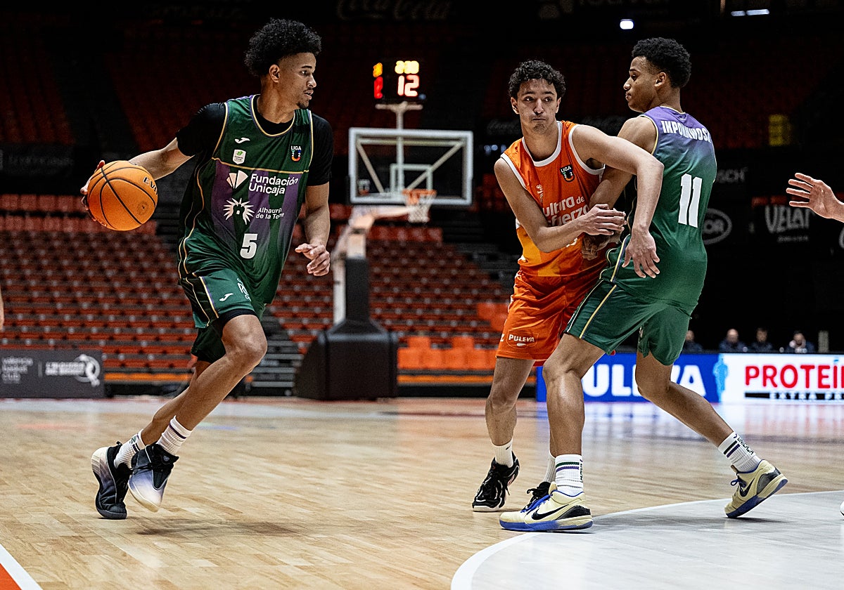 El Unicaja Alhaurín de la Torre roza el triunfo en Valencia