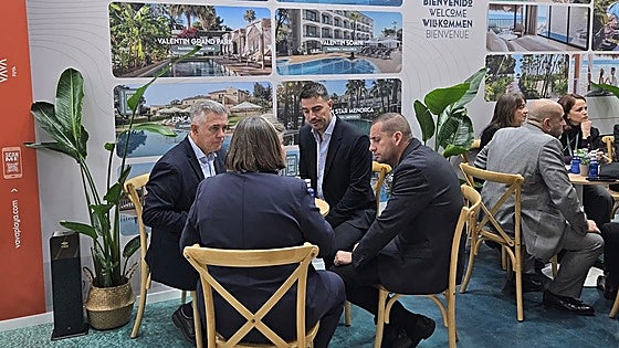 Manilva presenta en Fitur catorce parcelas destinadas a suelos hoteleros y viviendas de protección