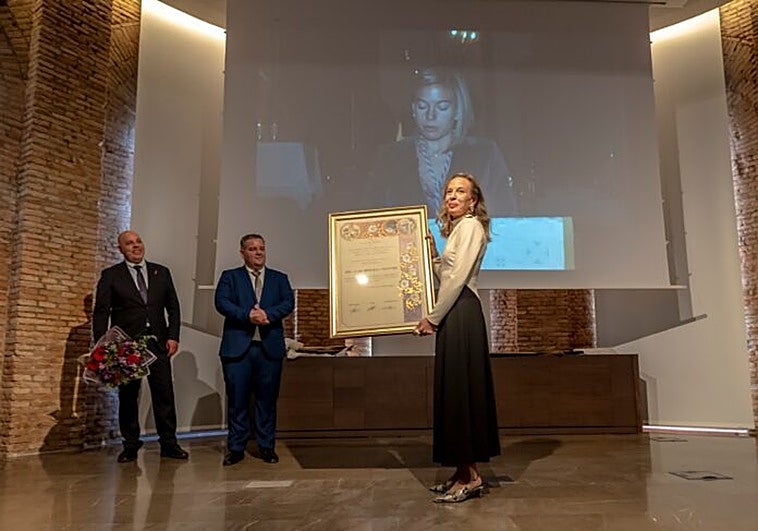 La Archicofradía de la Sangre entrega su medalla de oro a Laura Berrocal