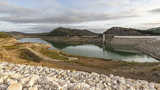 Los embalses del Guadalhorce, llenos por primera vez en trece años: fotos espectaculares del antes y el después