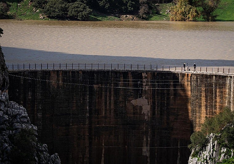 Todas las miradas puestas en la presa 'fantasma' de Montejaque: faltan 30 centímetros para que el agua rebose