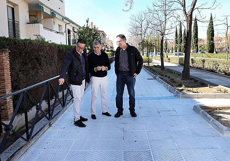 Culminan las obras de mejora del acerado en la avenida Burgos de San Pedro Alcántara
