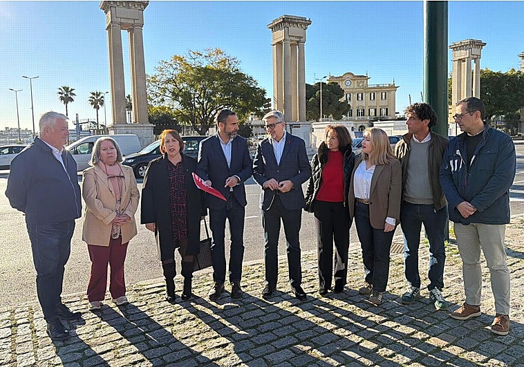 El PSOE lleva al Parlamento andaluz su oposición a las esculturas del Puerto de Málaga