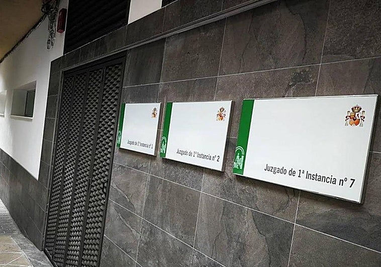 Un hombre acaba en el psiquiátrico tras tirar un bote de cristal con lejía desde su vivienda y golpear a un niño de dos años