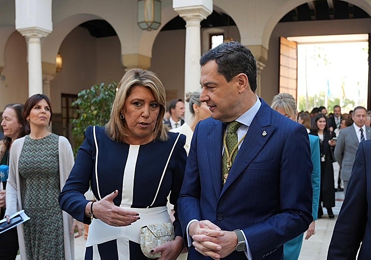 Reencuentro en el Parlamento de Juanma Moreno y Susana Díaz en la celebración del 28F