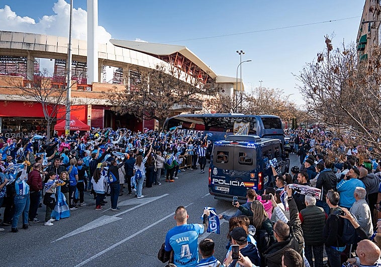 Unos 2.000 malaguistas convierten Los Cármenes en una 'Rosaleda' improvisada