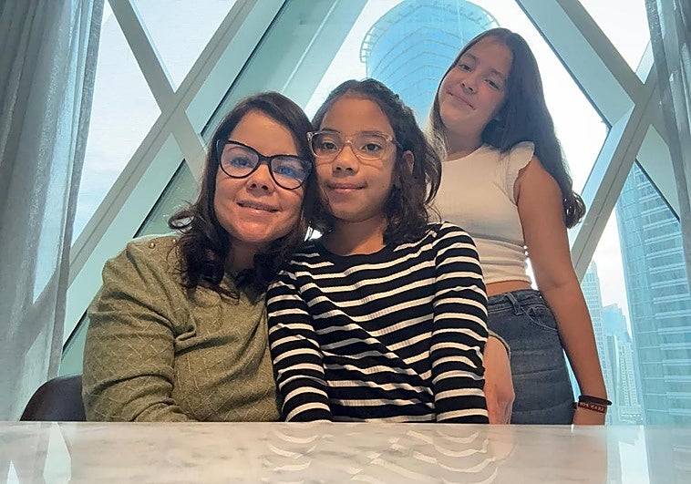 Una familia malagueña, encerrada entre misiles en Qatar: «Las niñas saben dónde refugiarse si la situación se complica»