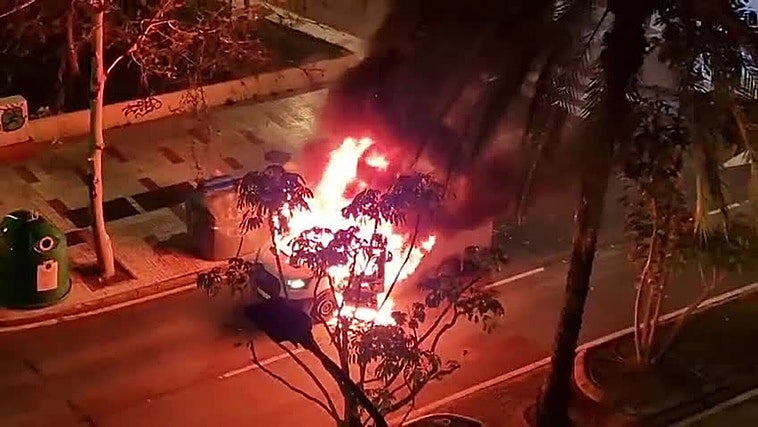 Una furgoneta de una cadena de supermercados, en llamas en plena avenida de José Ortega y Gasset de Málaga
