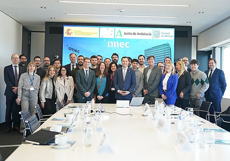 Juanma Moreno confirma el «compromiso» de IMEC por cumplir plazos y confía en que la 'fab' de Málaga arranque en primavera de 2030
