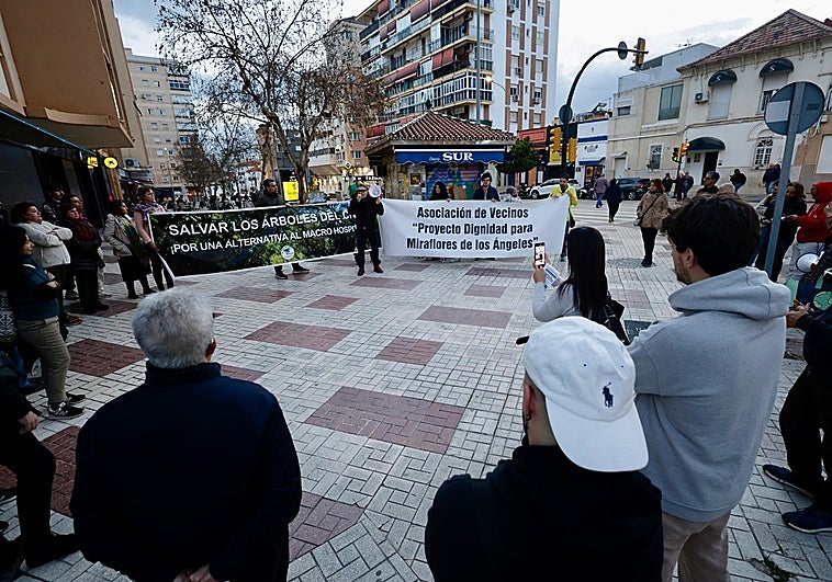 Sesenta personas se manifiestan contra la construcción del Hospital Virgen de la Esperanza