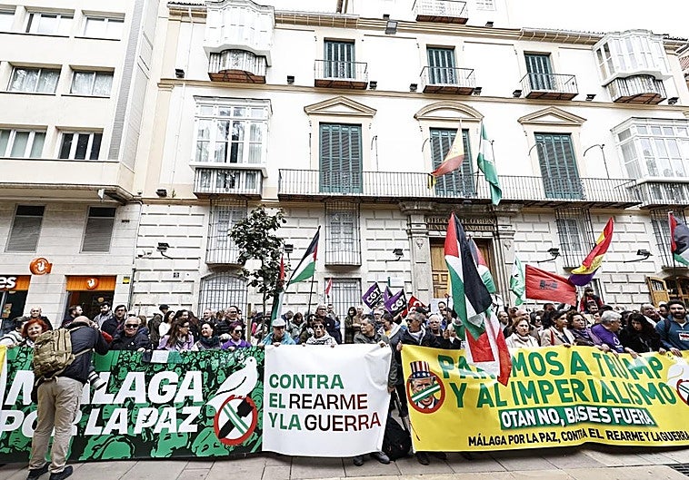 La concentración contra la guerra en Málaga recupera los lemas pacifistas de los últimos cuarenta años