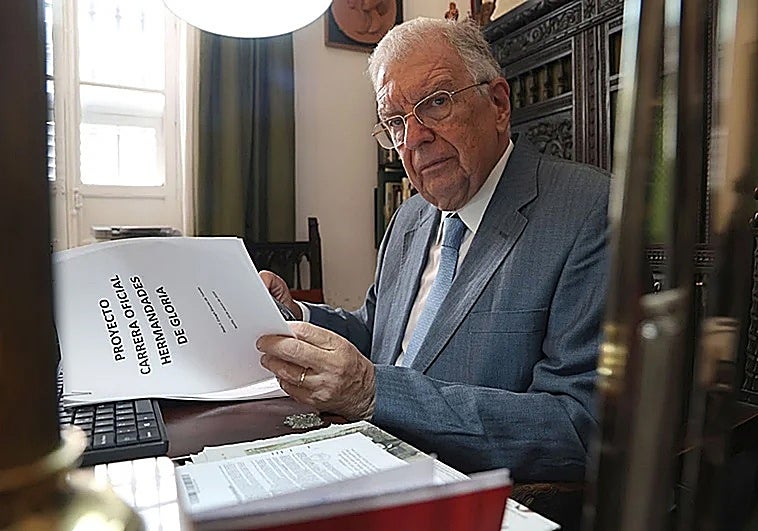 Un libro destaca la «valentía» del cambio de recorrido oficial en la Semana Santa de Málaga frente al inmovilismo de otras ciudades