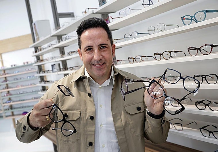 La óptica que lleva ocho décadas cuidando los ojos de los malagueños