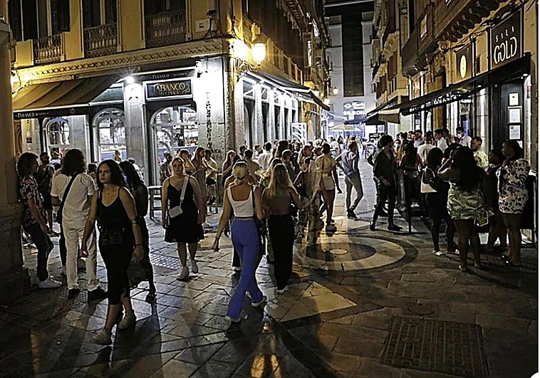 Vecinos protestan por el aumento del horario de bares 17 días al año en las zonas ruidosas del Centro, Huelin y Teatinos