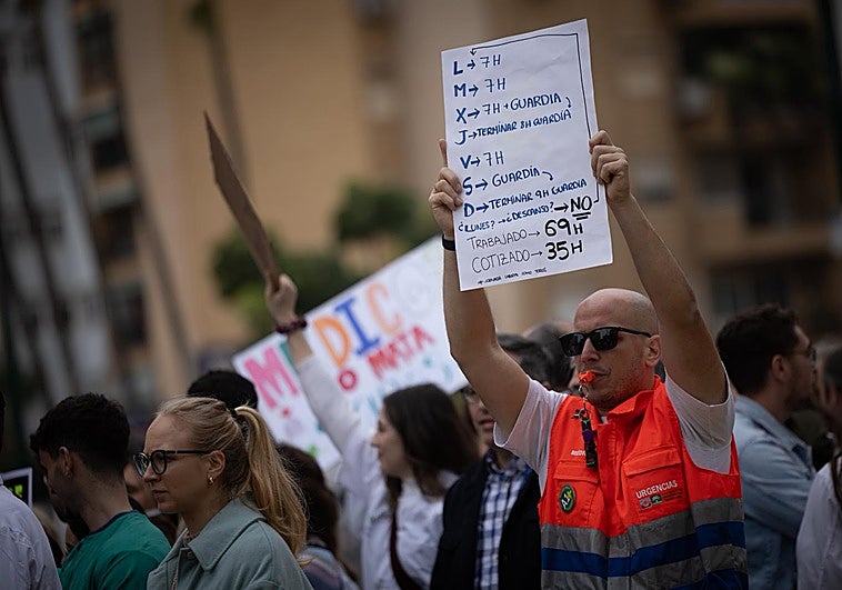 Uno de cada cuatro médicos secunda la huelga mientras Sanz arremete contra la «soberbia» ministra de Sanidad