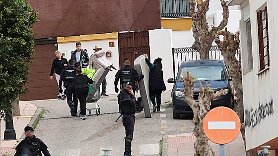 62 familias desahuciadas en Manilva en medio de un fuerte despliegue de la Guardia Civil