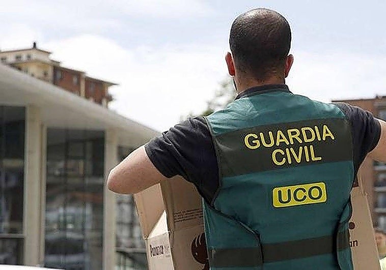 Gran despliegue de la Guardia Civil en Mijas: registros en varios chalés y una decena de arrestos