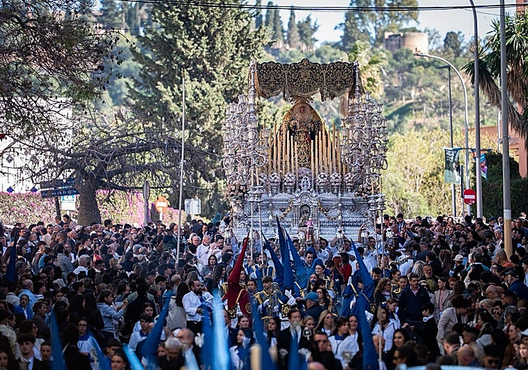 Pletórico pórtico cofrade con las calles llenas de ilusión