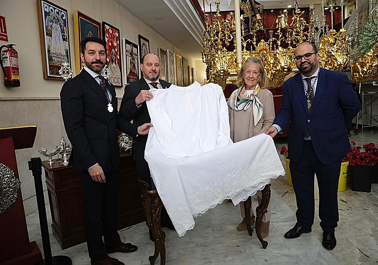 Una empresa dona una nueva camisa para el Nazareno de los Pasos