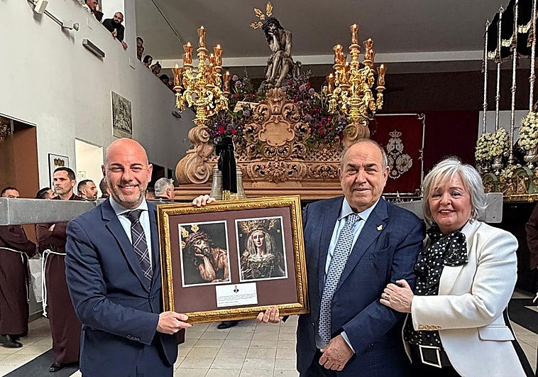 Humildad y Paciencia entrega su escudo de oro al empresario Federico Beltrán