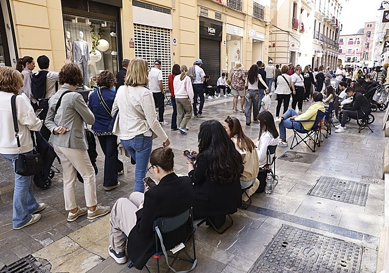 Especería y Cisneros, un río de sillitas plegables este Lunes Santo en Málaga