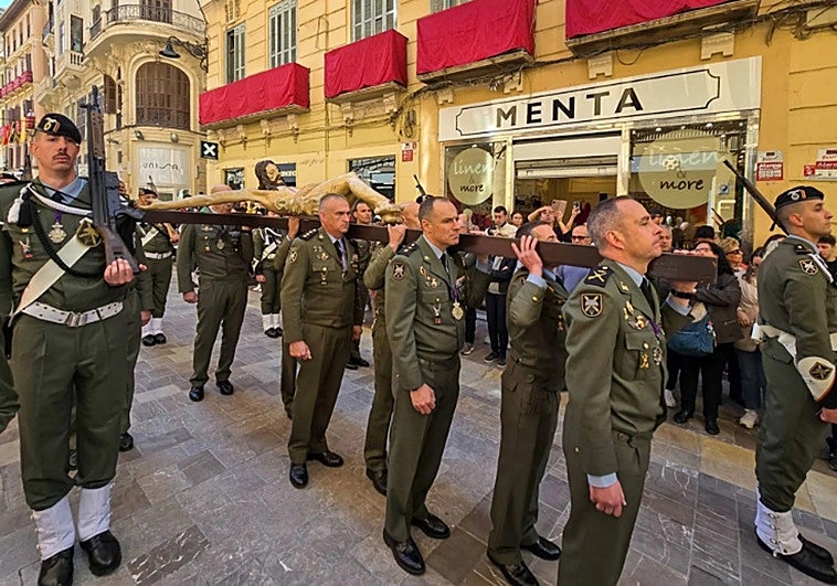 Traslado del Cristo de Ánimas de Ciegos y salto de los Paracaidistas este miércoles en Málaga: horarios y recorrido