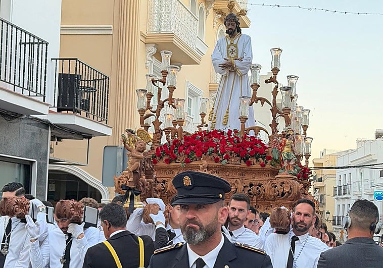 Fångenskapen och Virgen de los Desamparados lyser i en mångfaldig helig onsdag i Nerja