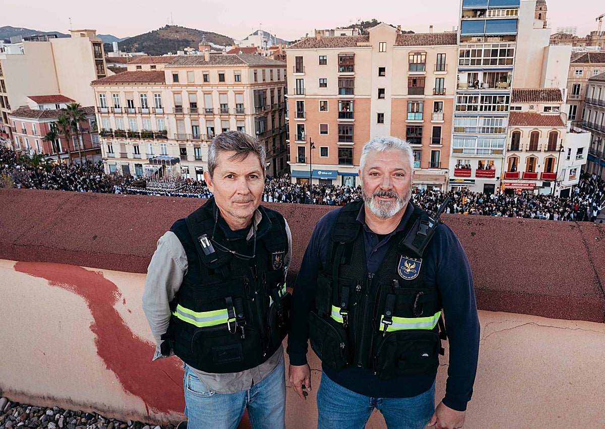 Imagen secundaria 1 - Los rostros de quienes vigilan. El subinspector Ricardo Fernández, responsable de la Unidad de Drones (arriba); agentes de la Unidad de Drones, en la terraza de un hotel del centro (izquierda), y el inspector Salvador González, en el Centro Municipal de Emergencias.