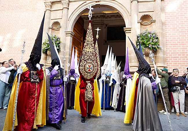 Nazarenos de la Hermandad del Rescate.
