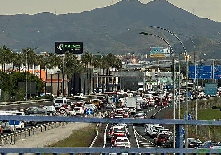 Ett stort slukhål på Guadalhorce-motorvägen kollapsar trafiken mitt i rusningstrafiken i Malaga