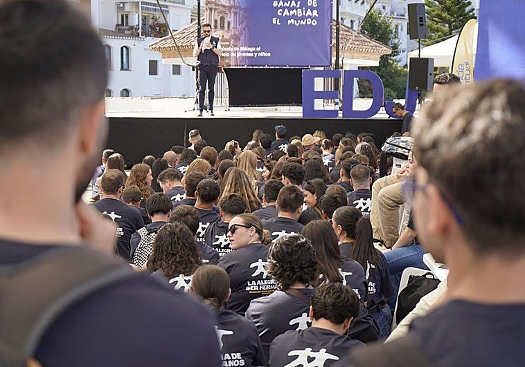 Cerca de 500 jóvenes toman las calles de Frigiliana para celebrar la Pascua
