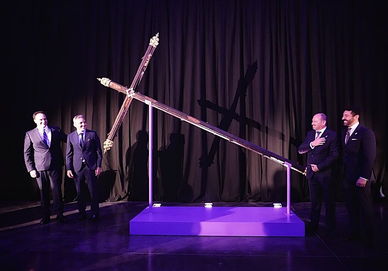 La Cofradía del Rocío presenta la 'cruz del mundo' y el cartel del 50.º aniversario del Señor de los Pasos