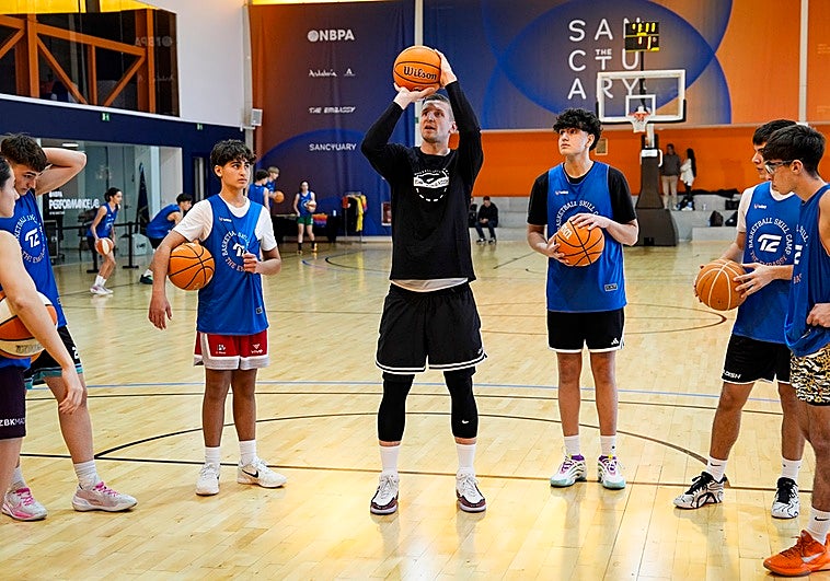 Djedovic, Fran Vázquez, Vega Gimeno y Hind Ben Abdelkader, entre los entrenadores del campus de tecnificación en The Embassy
