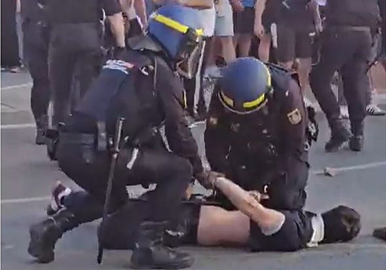 Los cuatro aficionados malaguistas detenidos aceptan las condenas por desórdenes públicos en Almería