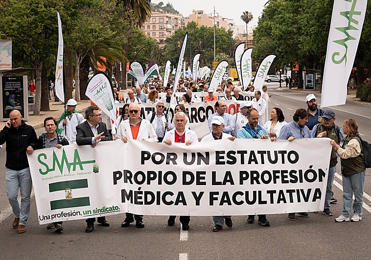 Médicos de toda Andalucía protestan contra el Estatuto Marco: «Estamos hasta los fonendos»