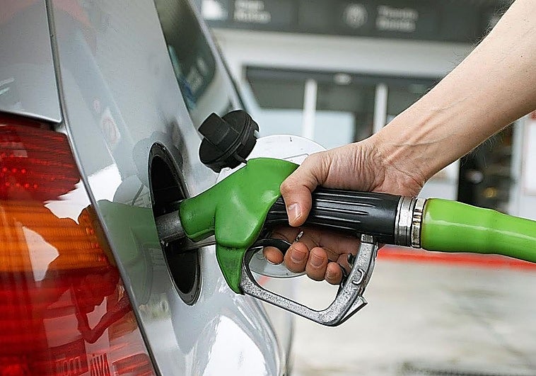 Pillan al mecánico de un concesionario de Málaga usando el combustible de la empresa para su vehículo y alega «vulneración de su intimidad»