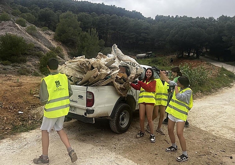 El instituto Huerta Alta e Alhaurín de la Torre le declara la guerra a los microplásticos