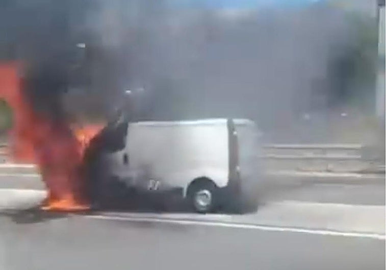 Arde una furgoneta en la AP-7, a la altura de Marbella