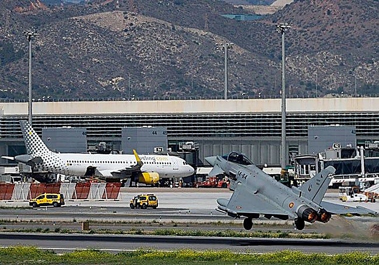 Dos Eurofighters sobrevuelan el centro comercial Plaza Mayor de Málaga