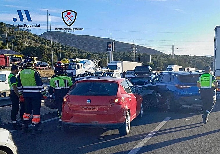 Un accidente entre siete turismos y un camión colapsa la A-7 en Torremolinos: 12 kilómetros de atascos