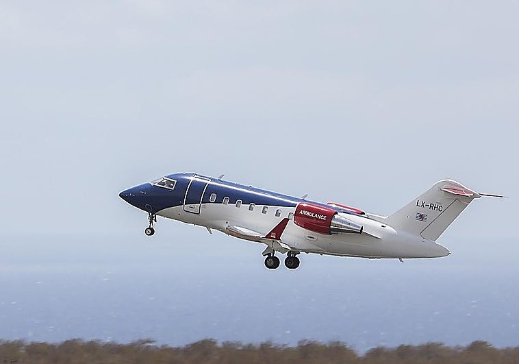 Un avión con dos enfermos por hantavirus planeaba parar en Málaga antes de sufrir una avería