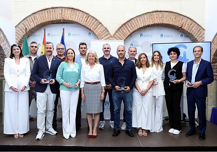 El Ayuntamiento reconoce el esfuerzo y el compromiso de una docena de negocios del distrito Marbella Este