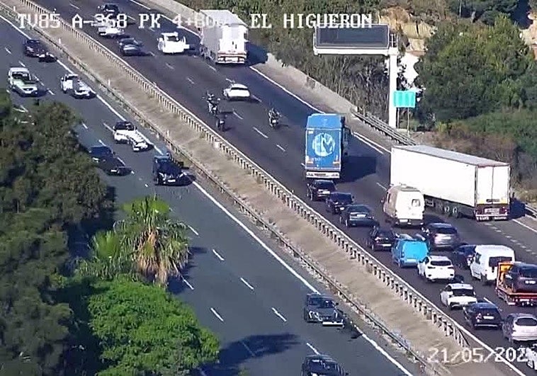 Atasco en la A-7: un camión averiado a la altura de El Higueron provoca varios kilómetros de retenciones en sentido Málaga