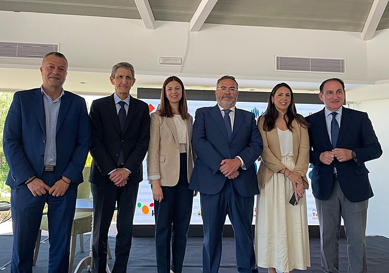 Fundación Unicaja y empresarios de la Axarquía debaten sobre los retos económicos del futuro