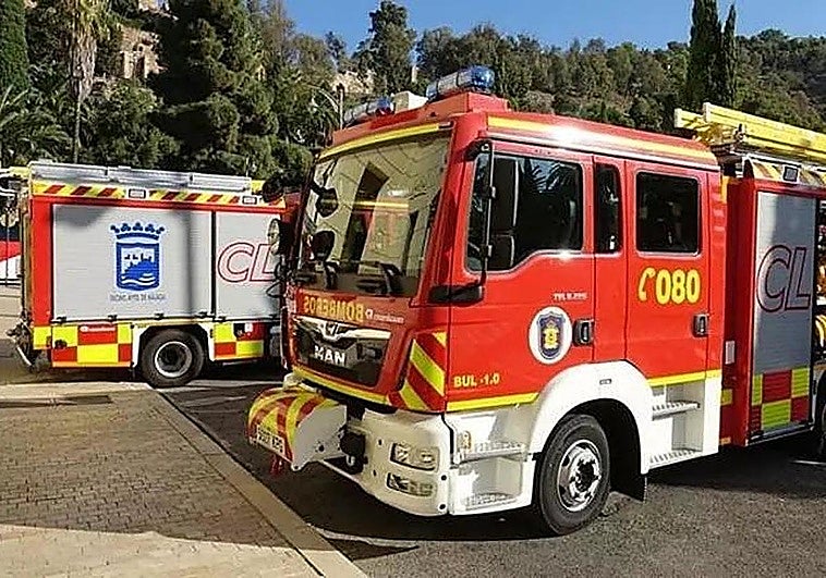 Un aparatoso incendio deja una vivienda calcinada por completo y cuatro afectados en Estepona